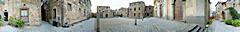 Bild: Civita di Bagnoregio - 360° Panorama von der Piazza San Donato (<a href=https://www.google.com/maps/@42.6277032,12.1138148,2a,75y,308.57h,90.65t/data=!3m6!1e1!3m4!1sq6zZ3fMUlM2j0IReD4qF0Q!2e0!7i13312!8i6656 target=_blank>Streetview</a>)