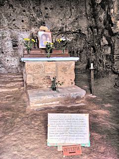 Bild: Civita di Bagnoregio - <a href=https://goo.gl/maps/roRRiQkHQzptRt2PA target=_blank>Kapelle der Madonna del Carcere</a>, zuvor etruskisches Grab, Hirtenstall und Gefängnis