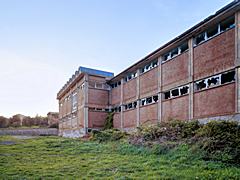 Bild: Bagnoregio - <a href=https://goo.gl/maps/r9h2uJeRQLL6J8AW9 target=_blank>Moderne Ruine</a>, wurde inzwischen mit Plakaten umhüllt und versteckt