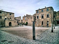 Bild: Civita di Bagnoregio - Piazza San Donato (<a href=https://www.google.com/maps/@42.6277032,12.1138148,2a,75y,308.57h,90.65t/data=!3m6!1e1!3m4!1sq6zZ3fMUlM2j0IReD4qF0Q!2e0!7i13312!8i6656 target=_blank>Streetview</a>)