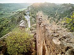 Bild: Civita di Bagnoregio (<a href=https://www.google.com/maps/@42.6275756,12.1127421,2a,84.6y,228.35h,87.38t/data=!3m6!1e1!3m4!1sjS4cv9jeSvl192iIGBWwcg!2e0!7i13312!8i6656 target=_blank>Streetview</a>)