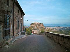 Bild: Civita di Bagnoregio (<a href=https://www.google.com/maps/@42.6256709,12.1078592,3a,75y,66.38h,88.92t/data=!3m6!1e1!3m4!1sYt0EPRZCUJjtedlFGPihqQ!2e0!7i16384!8i8192 target=_blank>Streetview</a>)