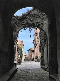 Bild: Civita di Bagnoregio (<a href=https://www.google.com/maps/@42.6274425,12.1128383,2a,75y,51.18h,99.8t/data=!3m6!1e1!3m4!1sBDJLyDLVIfHU_JsuD0vD9g!2e0!7i13312!8i6656 target=_blank>Streetview</a>)