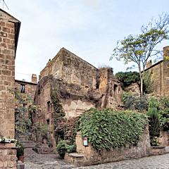 Bild: Civita di Bagnoregio (<a href=https://www.google.com/maps/@42.627551,12.1132098,2a,75y,18.86h,93.43t/data=!3m6!1e1!3m4!1spZPKaNbNPOVQD7-EhIUTuQ!2e0!7i13312!8i6656 target=_blank>Streetview</a>)