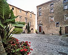 Bild: Civita di Bagnoregio (<a href=https://www.google.com/maps/@42.6275251,12.1131598,2a,75y,131.87h,100.01t/data=!3m6!1e1!3m4!1s-xzRTx58-pCdFGuUlo8M5Q!2e0!7i13312!8i6656 target=_blank>Streetview</a>)