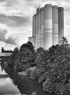 Bild: Silo der Wesermühle, Hameln (2004)