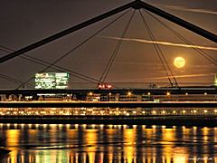 Bild: Rheinbrücken mit Mond