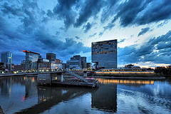 Bild: Blaue Stunde am Medienhafen (Juni 2020)
