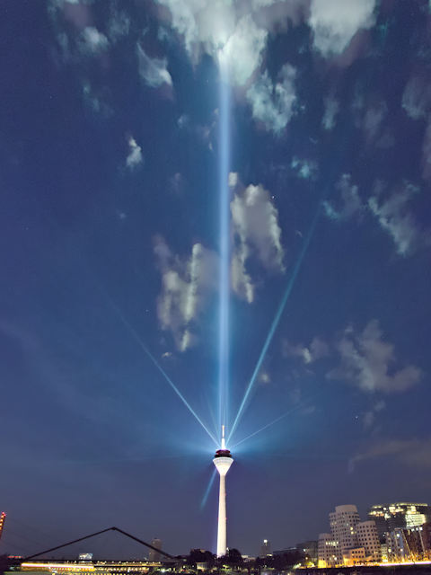Titelbild von Düsseldorf bei Nacht