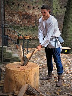 Bild: Feuerholz hacken