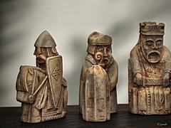 Bild: Schachfiguren aus Elchknochen https://www.lokicarving.de/