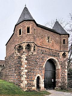 Bild: Südtor von Burg Friedestrom: großes Tor, Manntor und Eckwarten mit Maschikulis