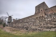 Bild: Im Zwinger vor der südlichen Stadtmauer