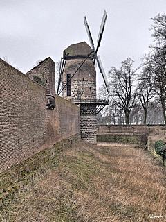 Bild: westliche Mauer mit ehemaligem Wassergraben