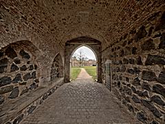 Bild: Spitzbogen des Torturms von Burg Friedestrom