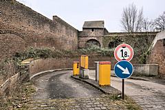 Bild: Parkhauseinfahrt zwischen Burgmauer und südlicher Stadtmauer