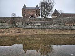 Bild: Südtor und Stadtmauer bei Hochwasser