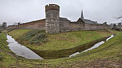 Bild: Krötschenturm mit Stadtmauer und Wassergraben