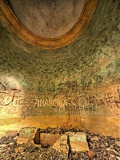 Bild: zerstörter Altar