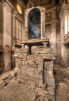 Bild: zerstörter Altar
