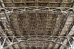 Bild: Dachkonstruktion aus Schmiedeeisen und Holzzement