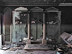 Bild: zerstörte Wand im Wohnheim