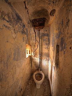 Bild: Toilette mit Mauerriß in der Villa