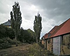Bild: Scheune und Villa im Hintergrund