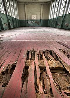 Bild: kaputter Boden in der Schul-Sporthalle