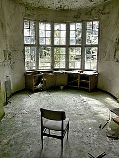 Bild: Stuhl mit Fenster