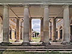 Bild: Dorische Säulen zwischen „Littmannbau“ (Neues Schloss) und Telemann-Saal