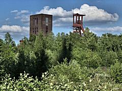 Bild: Förderturm Schacht 2 (links), Fördergerüst Schacht 1 (rechts)