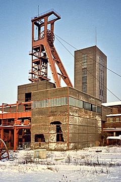 Bild: Förderturm Schacht 2 (rechts), Fördergerüst Schacht 1 (links) - 1997